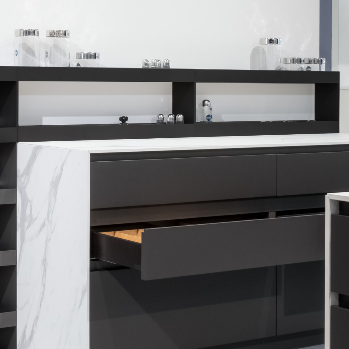 Лоток 900, подвійний накладний, сіро-коричневий (алюміній) Лоток 900, подвійний накладний, сіро-коричневий (алюміній)