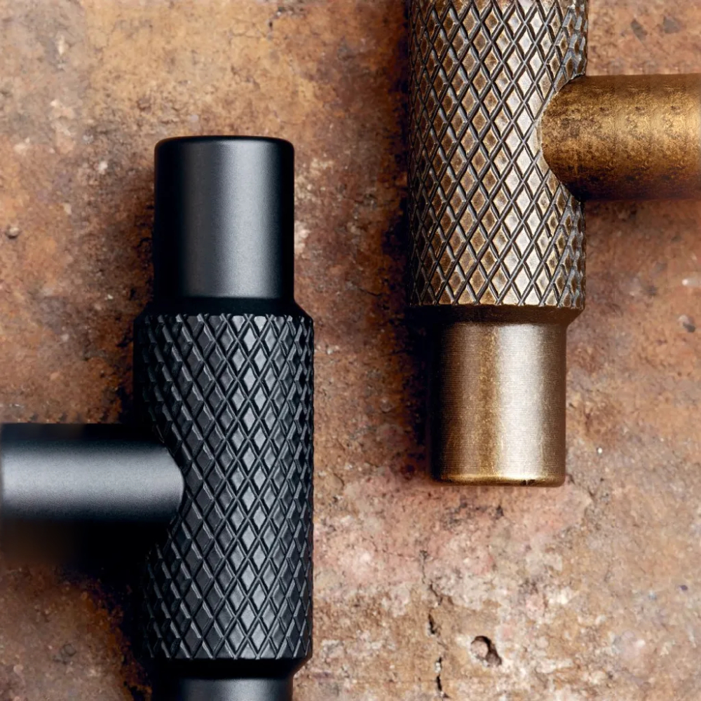 Ручка-кнопка MANOR T 54хh39мм, латунь антична Ручка-кнопка MANOR T 54хh39мм, латунь антична