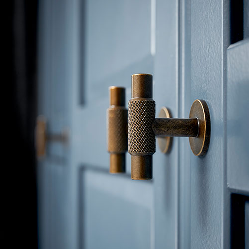 Ручка-кнопка MANOR T 54хh39мм, латунь антична Ручка-кнопка MANOR T 54хh39мм, латунь антична