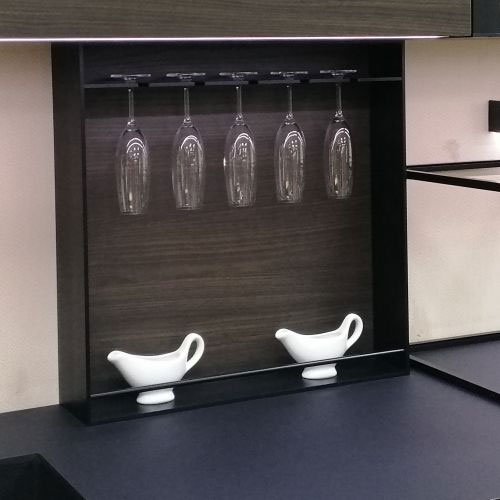 Modus з тримачем для винних келихів та задньою стінкою під ДСП 600х600мм, чорний (алюміній) Modus з тримачем для винних келихів та задньою стінкою під ДСП 600х600мм, чорний (алюміній)