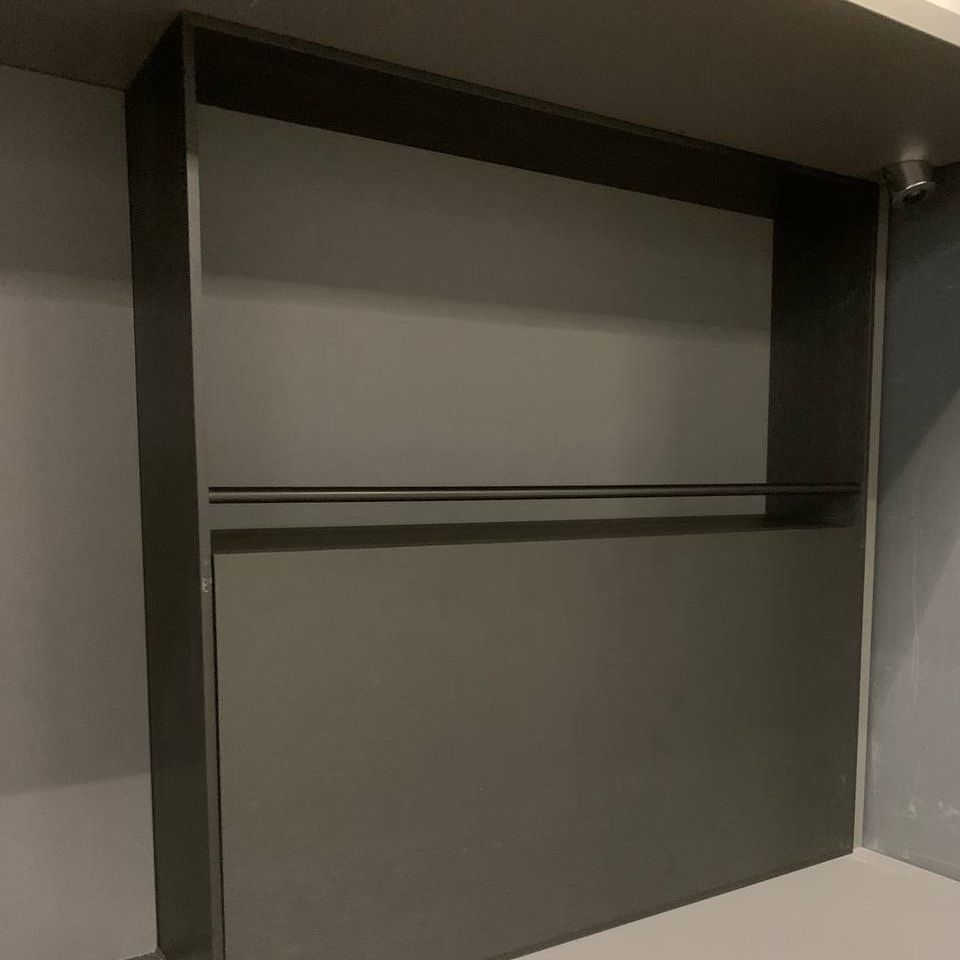 Modus з бризговиком та задньою стінкою під ДСП 600х600мм, чорний (алюміній) Modus з бризговиком та задньою стінкою під ДСП 600х600мм, чорний (алюміній)